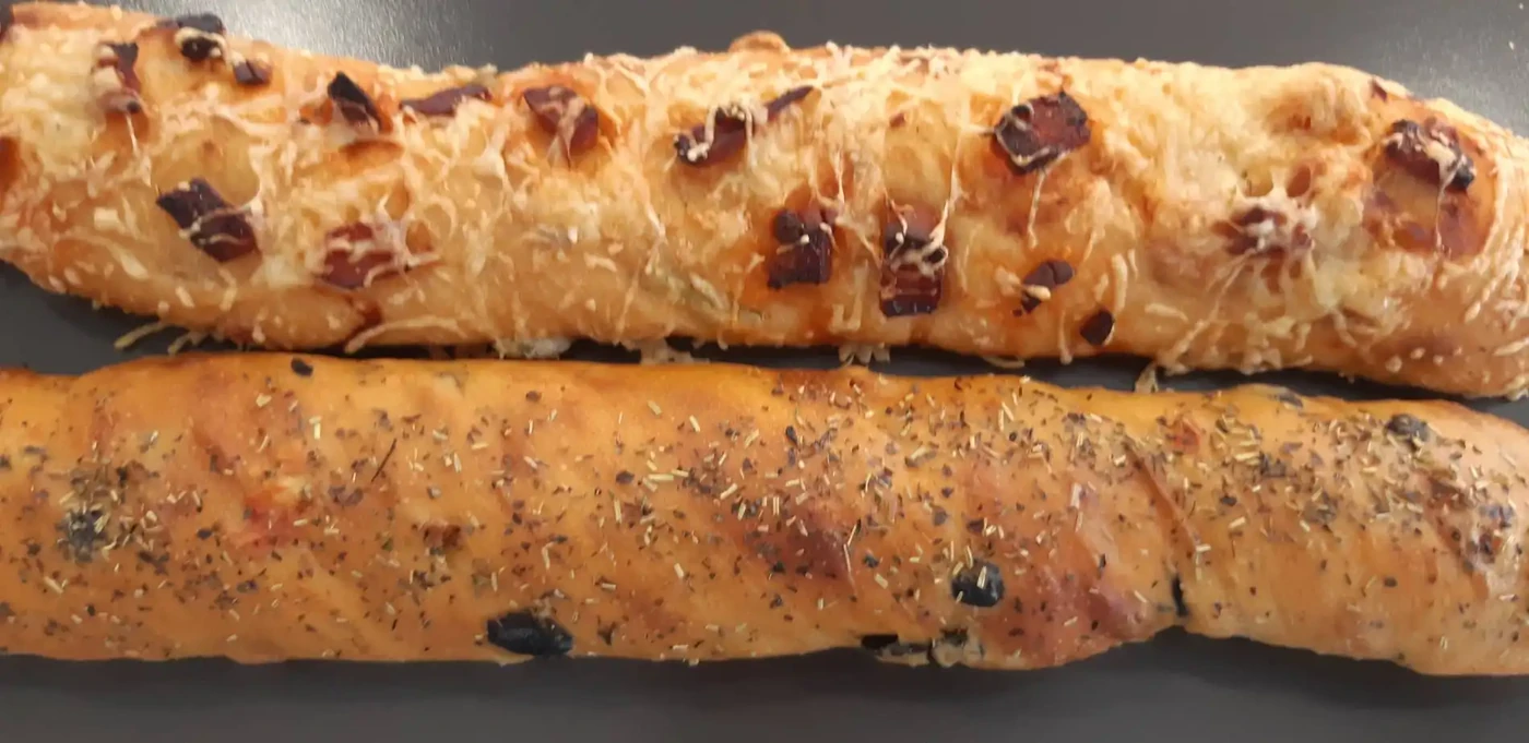 les baguettes apéro fromage lardons, olives tomates confites, poivron chorizo